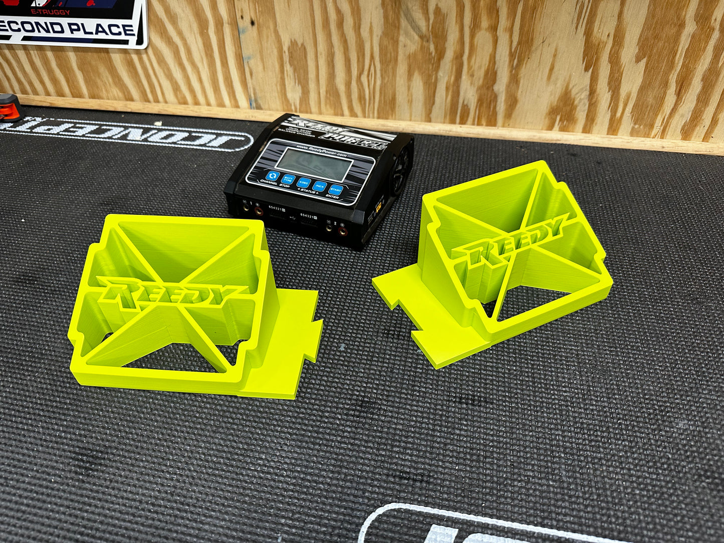 Dual reedy 1416-c2l charger stand set