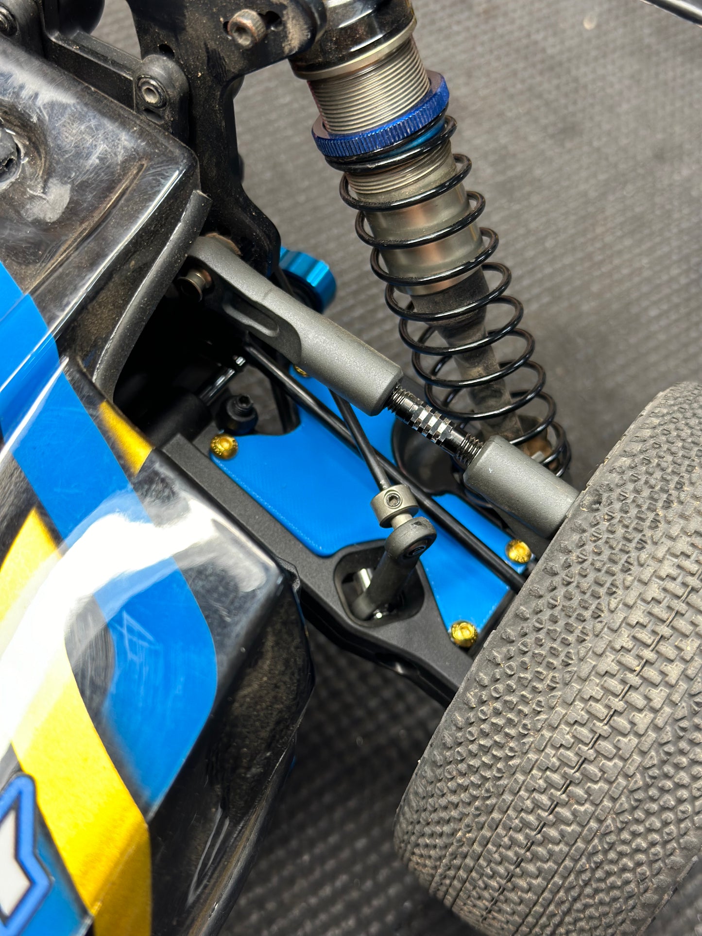 Rc8B4.1 colored rear arm inserts