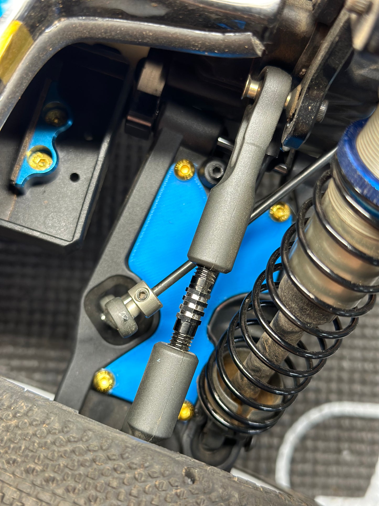 Rc8B4.1 colored rear arm inserts